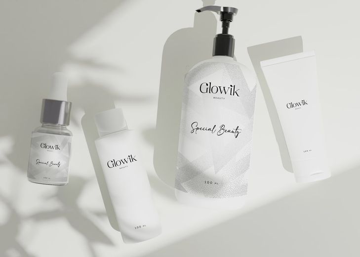 Envases blancos de productos de belleza Glowik