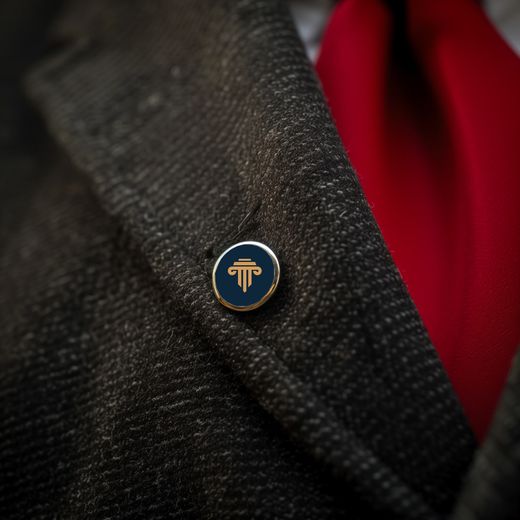 Pin con el símbolo de Padilla en la solapa de un saco