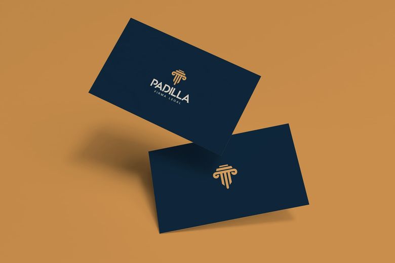 Tarjetas de presentación azul marino de Padilla sobre fondo ocre