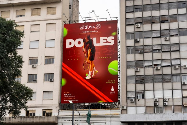 Espectacular del torneo de dobles del Comité de Tenis Club Españita en un edificio